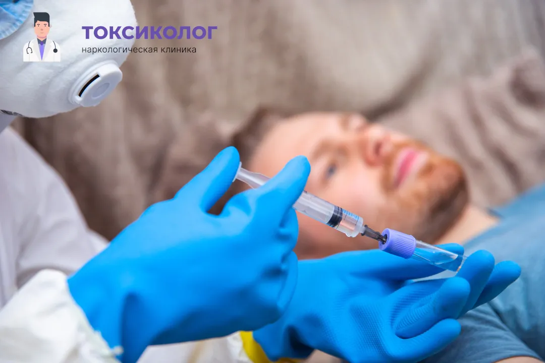 Врач берет анализы в процессе процедуры «Снятие ломки в Назрани»